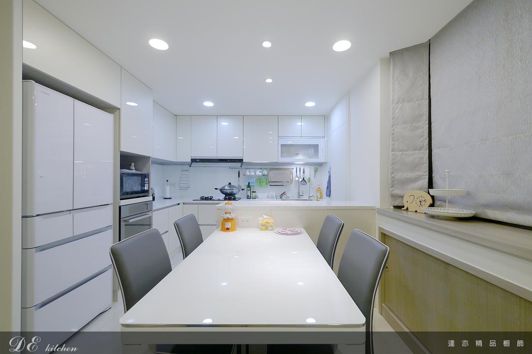 廚房設計｜簡約風格｜檯面 矽鋼石｜門板 結晶鋼烤：珠光白